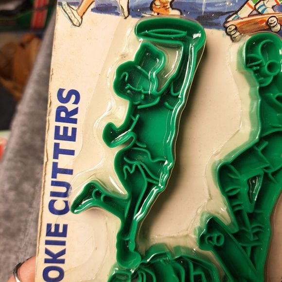 VINTAGE SPORTS THEME COOKIE CUTTERS NOS 1989 LK MANUFACTURING BAKING NIP RARE - Picture 5 of 7